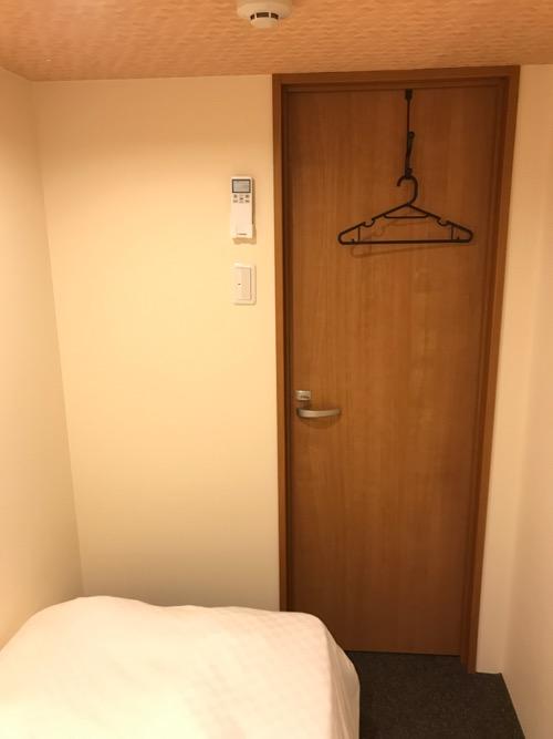 炭の湯ホテルの宿泊用の部屋「コンパクトルーム シングル」の部屋の入口ドアを見た時の様子