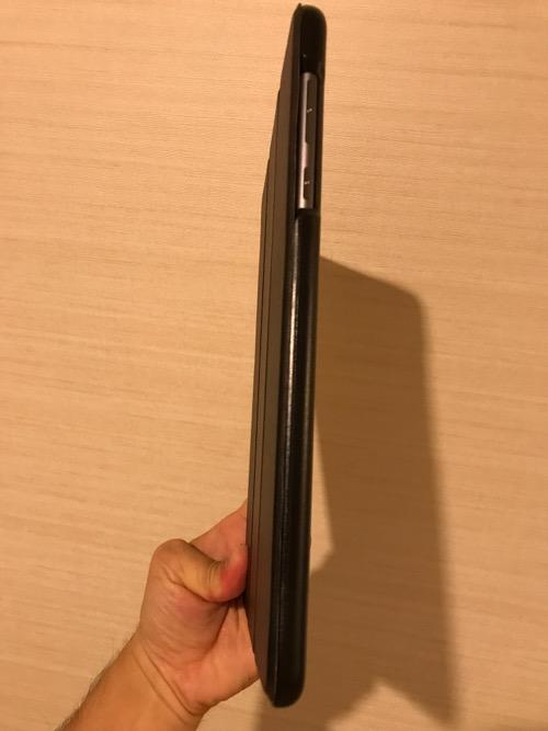 TrocentのASUS ZenPad 3S 10 (Z500KL)専用のタブレットケース装着時の様子（側面・音量調節ボタン側）