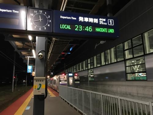 新函館北斗駅1番ホームと発車時刻を表示した電光掲示板