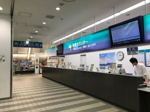 函館ターミナルの発券カウンター