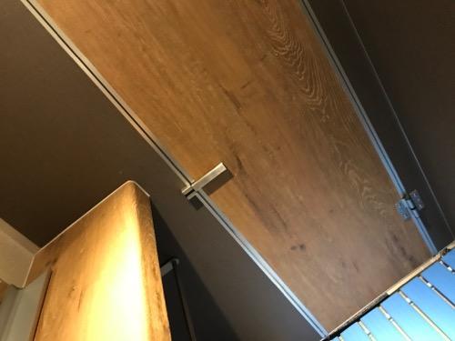 津軽海峡フェリーのブルードルフィンの男性用シャワールーム個室の扉と物置棚と床