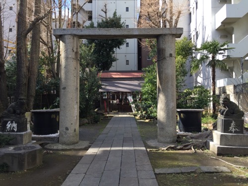 東京都港区新橋の盬竃神社（塩釜神社）の変わった鳥居