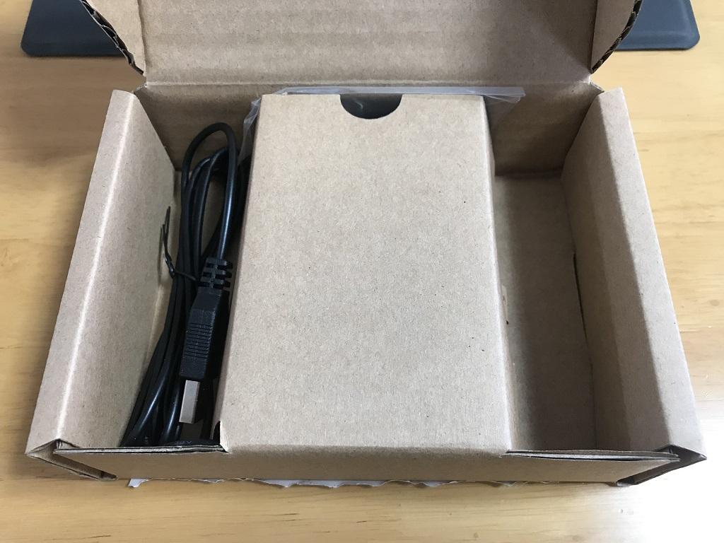 Amazonベーシック マウス USB有線 ブラックの箱の蓋を開けた時に見える箱の中身