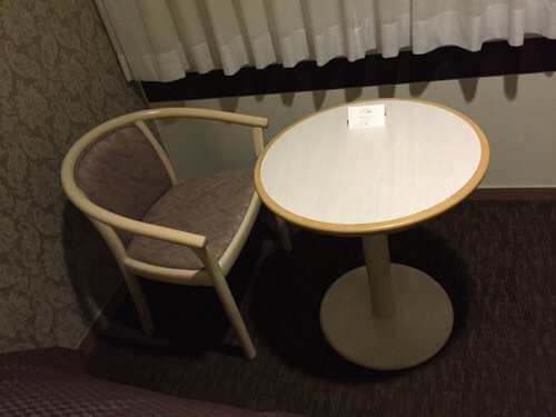 アイリス愛知(愛知県名古屋市中区丸の内2-5-10)の窓際のテーブルと椅子