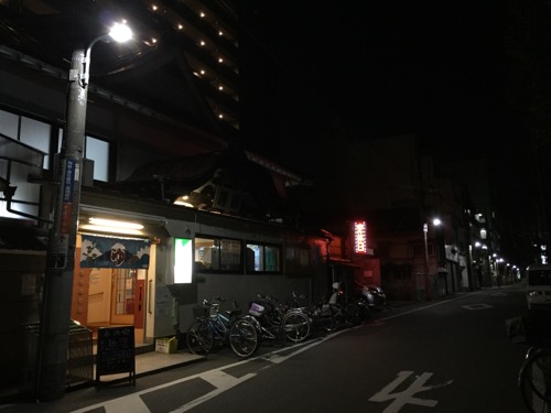 寿湯(東京都台東区東上野5丁目4番17号)の外観と周囲の風景-夜間の様子