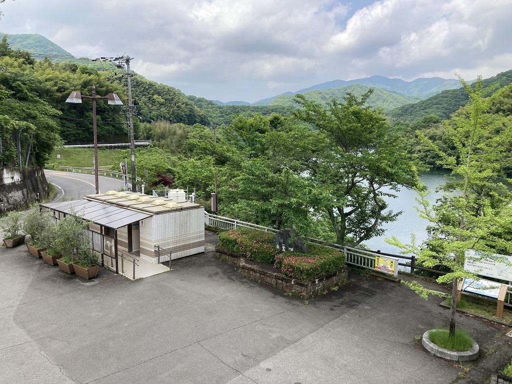 石手川ダム みはらし公園 展望所のトイレ、白鷺湖、愛媛県道317号