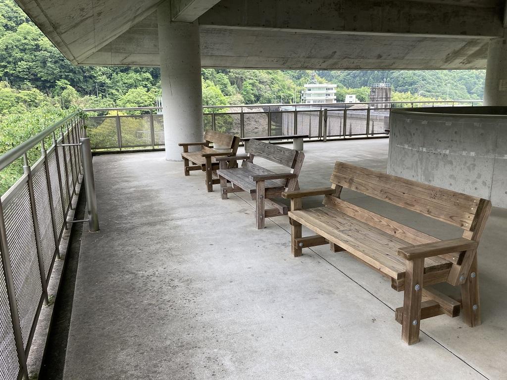 石手川ダム みはらし公園 展望所 2階 背もたれ付きの長椅子
