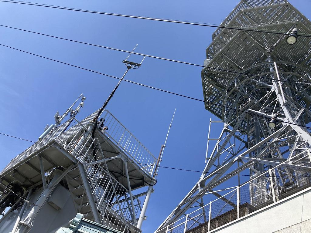 高縄山の展望台とNTT高縄無線中継所
