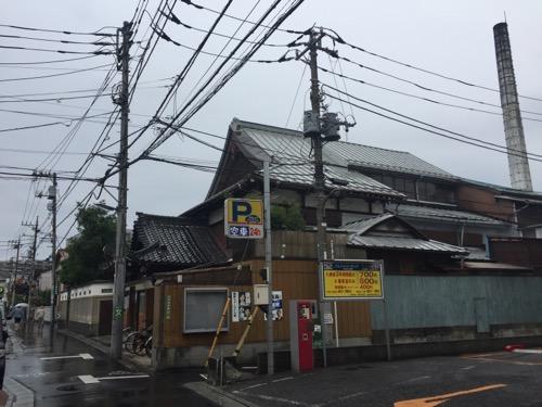 東京都足立区の銭湯・タカラ湯の外観（斜め横）と周辺の様子