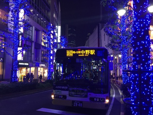 渋谷公園通りの青いイルミネーションと中野駅行きの京王バス