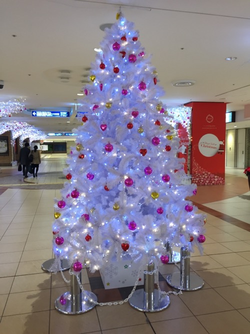 東京・八重洲地下街の巨大な白色のクリスマスツリー