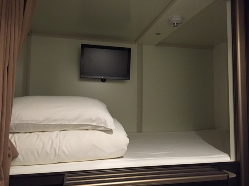カプセルホテルCUBE広島のプライベートキャビンの寝床