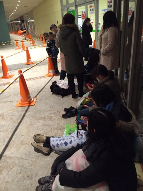 エミフルMASAKIの店舗入口前で初売りのための順番待ちをしている人々（2016年1月1日午前6時35分）