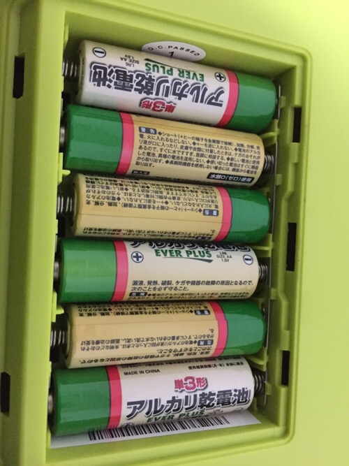カシオ ミニキーボード S-46に挿入した6本のアルカリ乾電池