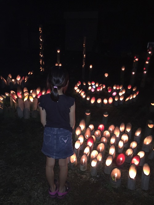 竹山荘の蛍イベントを盛り上げるための幻想的なローソクのライトアップ