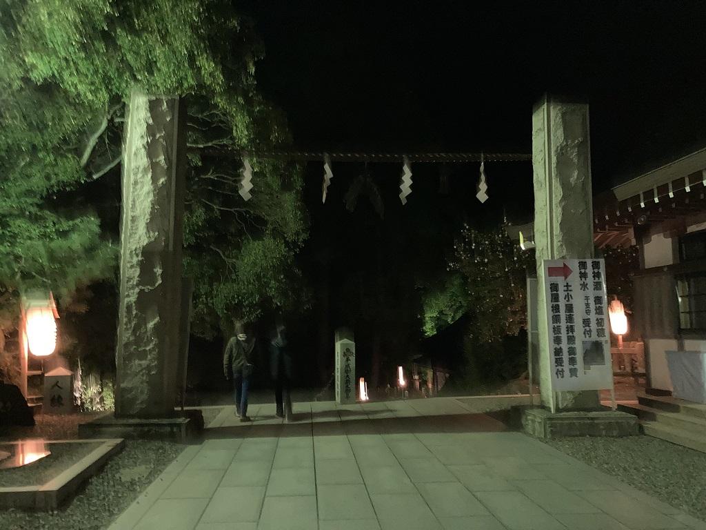 石鎚神社の参道を歩く妻と娘（夜景）