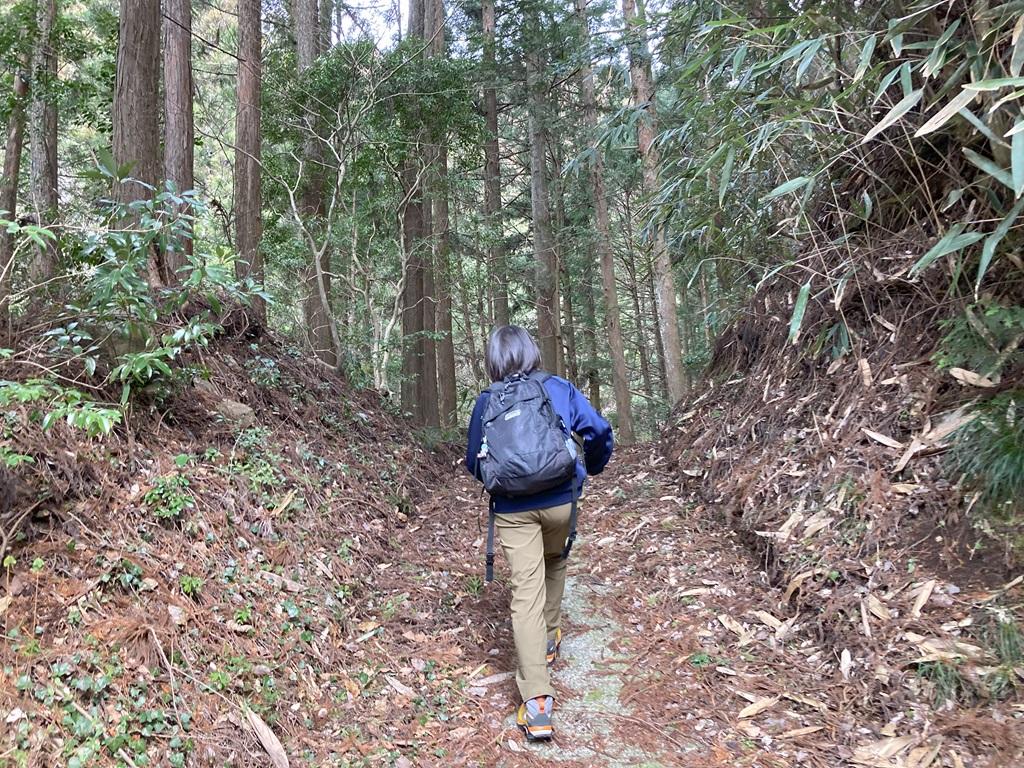 遅越の滝に向かう急な坂道を登る娘