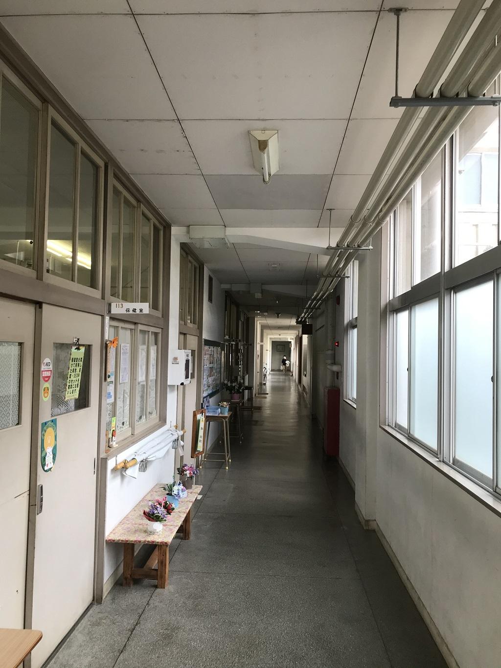 愛媛県立松山北高校の写真（2020年8月：昔からある校舎の懐かしい廊下）