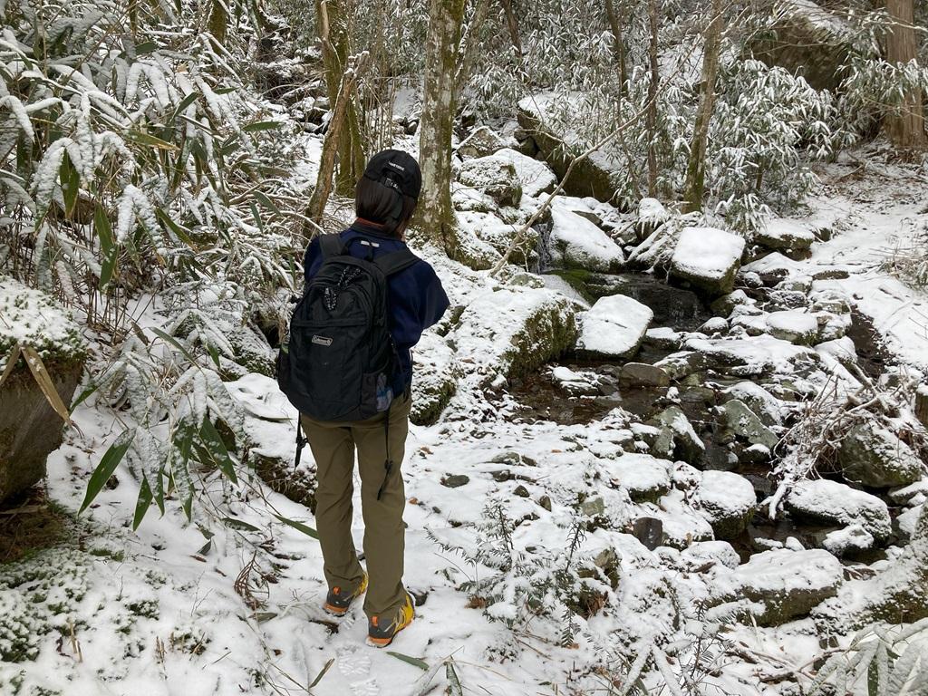 皿ヶ嶺畑野川ルート11：雪の山道で立ち止まる娘、小川