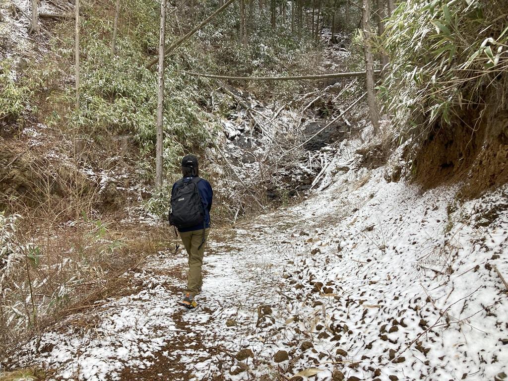 皿ヶ嶺畑野川ルート2：雪の山道を歩く娘