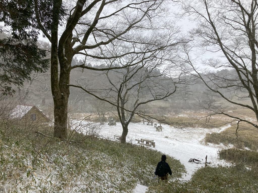 皿ヶ嶺畑野川ルート24：雪の山道を歩く娘、雪景色の竜神平