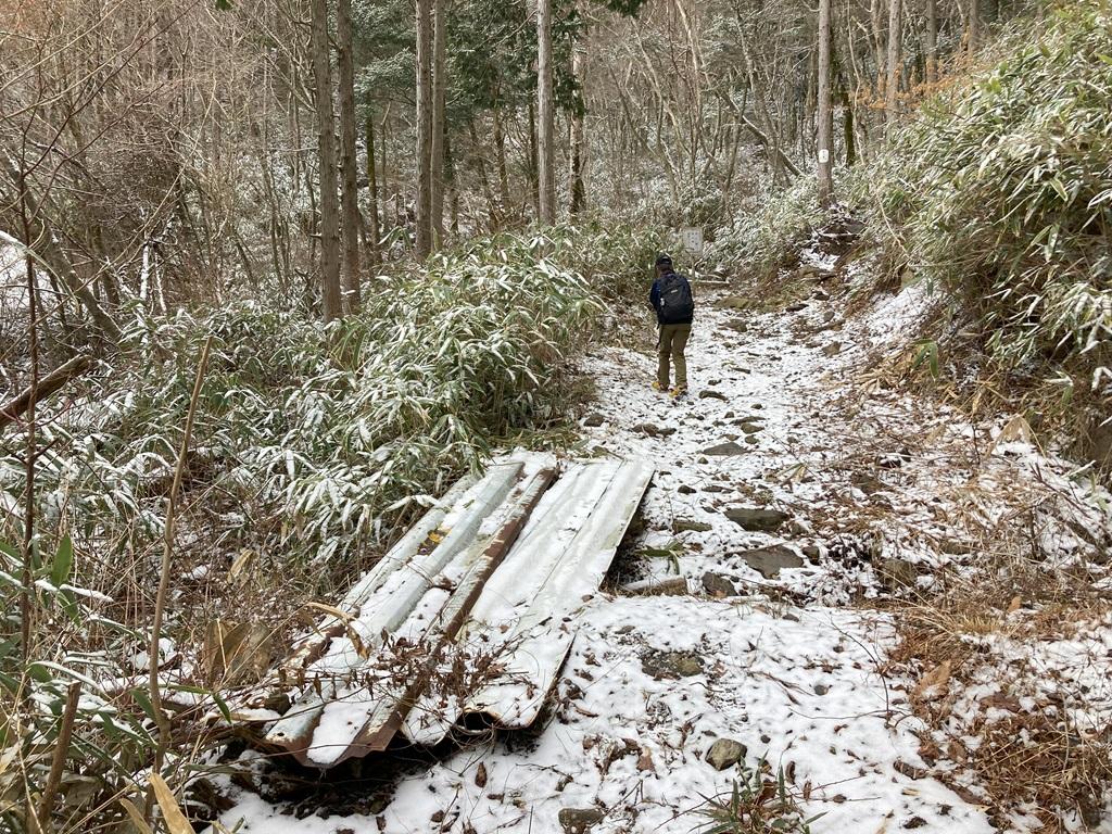 皿ヶ嶺畑野川ルート4：雪の山道を歩く娘、ガードレール