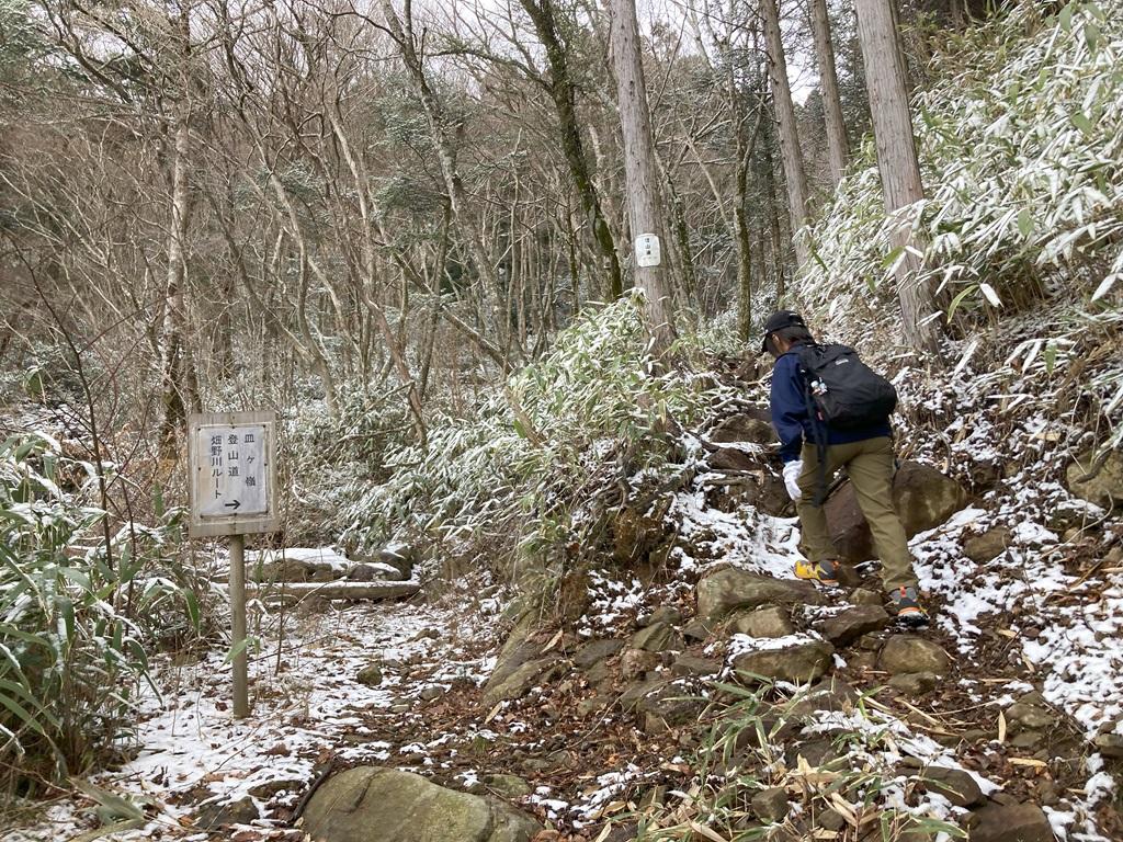 皿ヶ嶺畑野川ルート5：雪の山道を歩く娘、登山道の標識