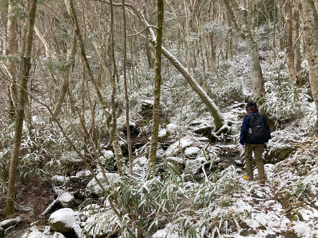 皿ヶ嶺畑野川ルート6：雪の山道を歩く娘、小川