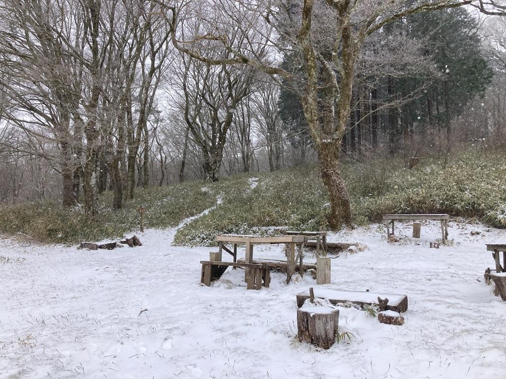 皿ヶ嶺 竜神平13：竜神平の雪景色、テーブルと椅子、頂上に続く雪道
