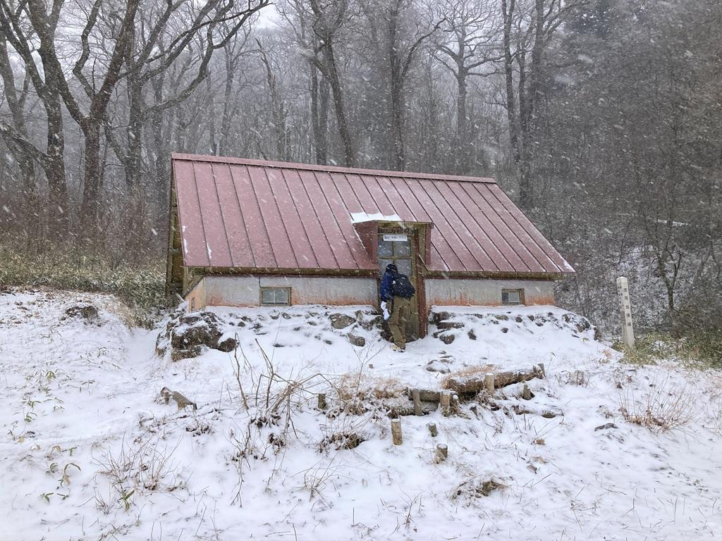 皿ヶ嶺 竜神平3：吹雪の中、竜神平の山小屋の扉にたどり着いた娘