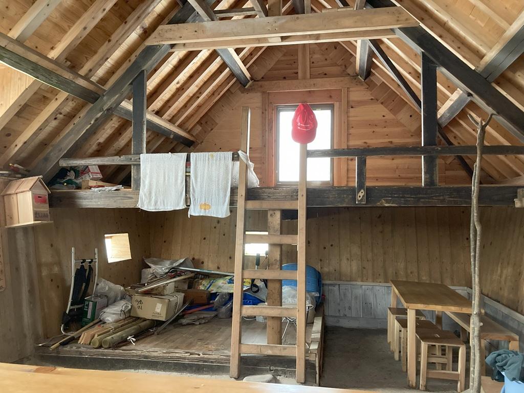 皿ヶ嶺 竜神平7：竜神平の山小屋の資材、寝床、テーブルと椅子