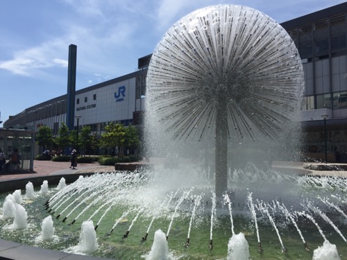 JR岡山駅前の球状噴水と駅ビルの昼の様子