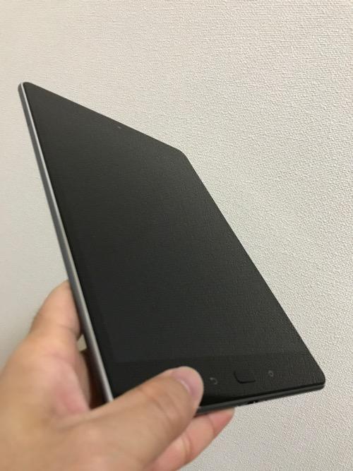 ASUS ZenPad 3S 10 (Z500KL)の表側（手に持った時の様子）