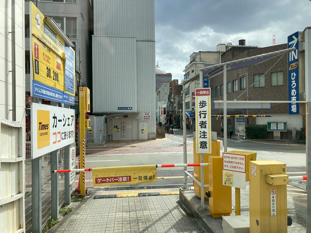 ひろめ市場の駐車場の出入口と「歩行者注意」の看板