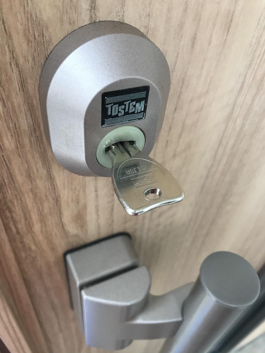 玄関の鍵穴に根本まで入らない鍵