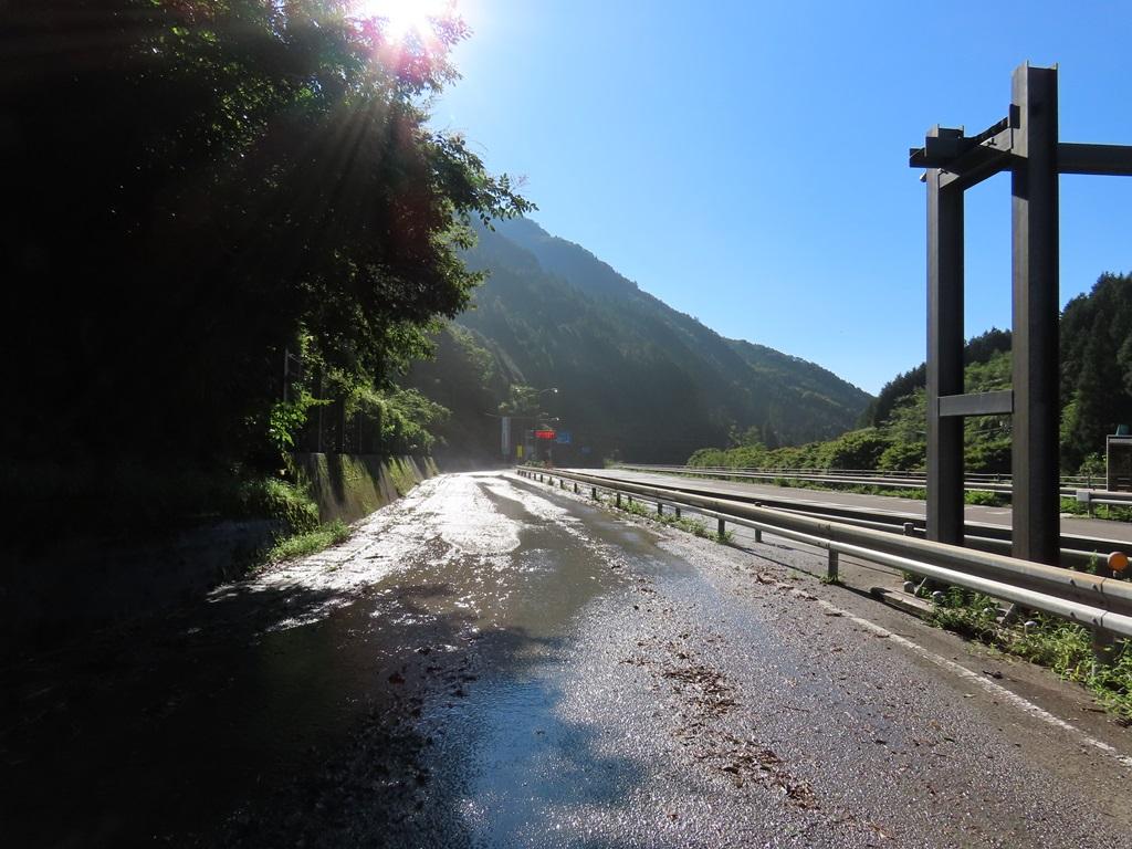 UFOラインに繋がる道と国道194号