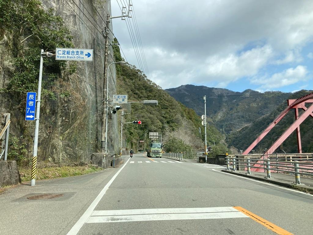 国道33号 仁淀川町 大渡交差点 仁淀総合支所の案内標識
