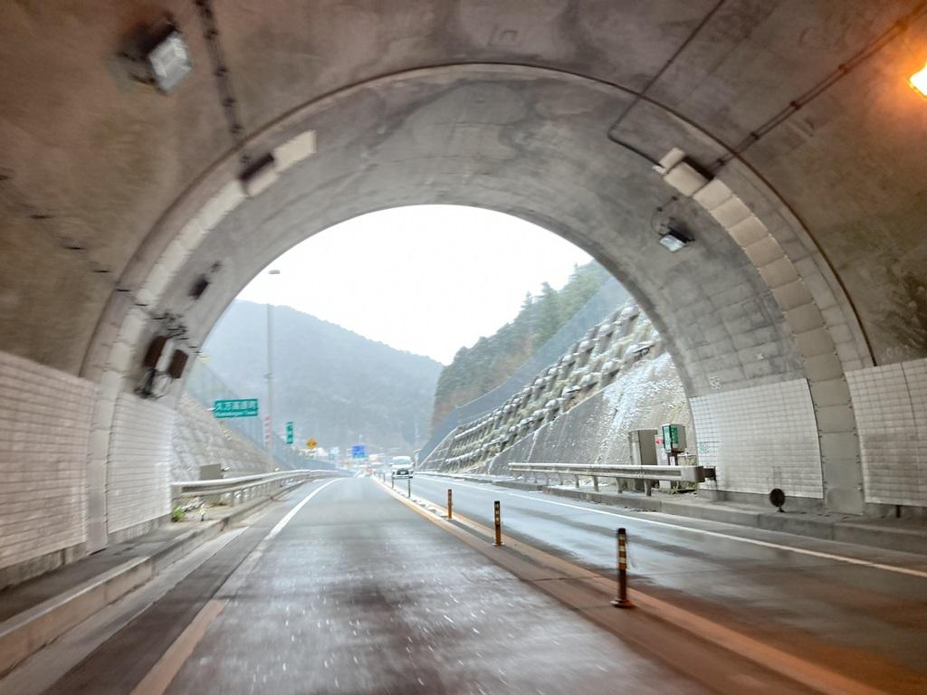 国道33号 三坂道路 三坂第1トンネル出入口 「久万高原町」の標識