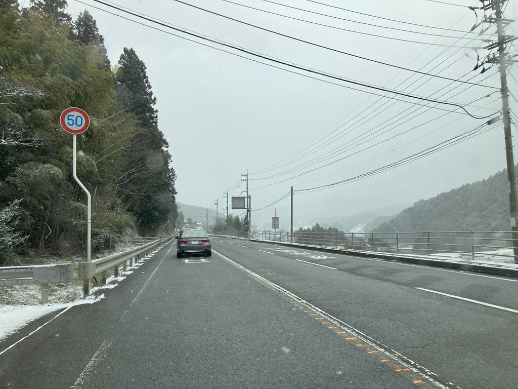 国道33号 久万高原町側の三坂道路出入口近く 路肩に若干の雪