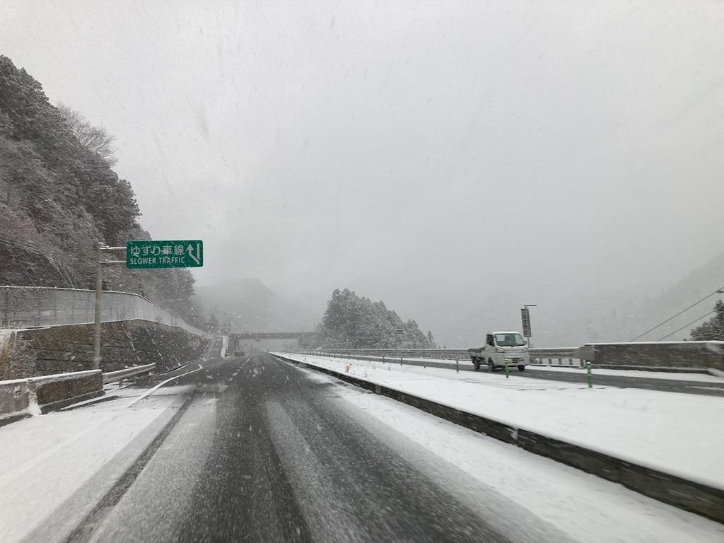 国道33号 三坂道路 ゆずり車線 雪景色