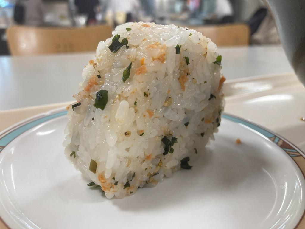 松山市役所地下1階食堂のおにぎり