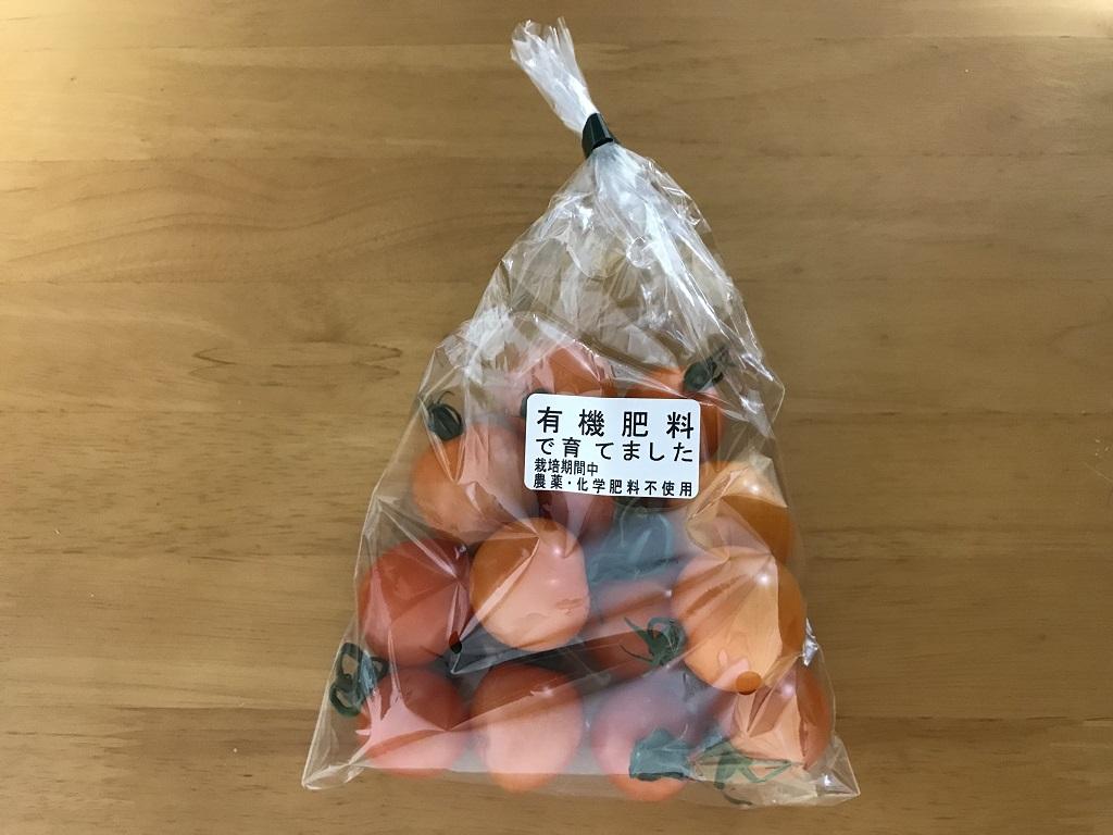 直売所で購入したミニトマト ネネとオレンジ千果（「有機肥料で育てました」ラベルあり）