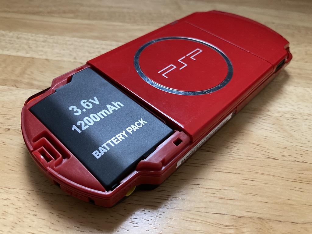 SONY PSP-3000 XBRに装着した互換バッテリー（ROWA JAPAN MODEL PSP-S110）