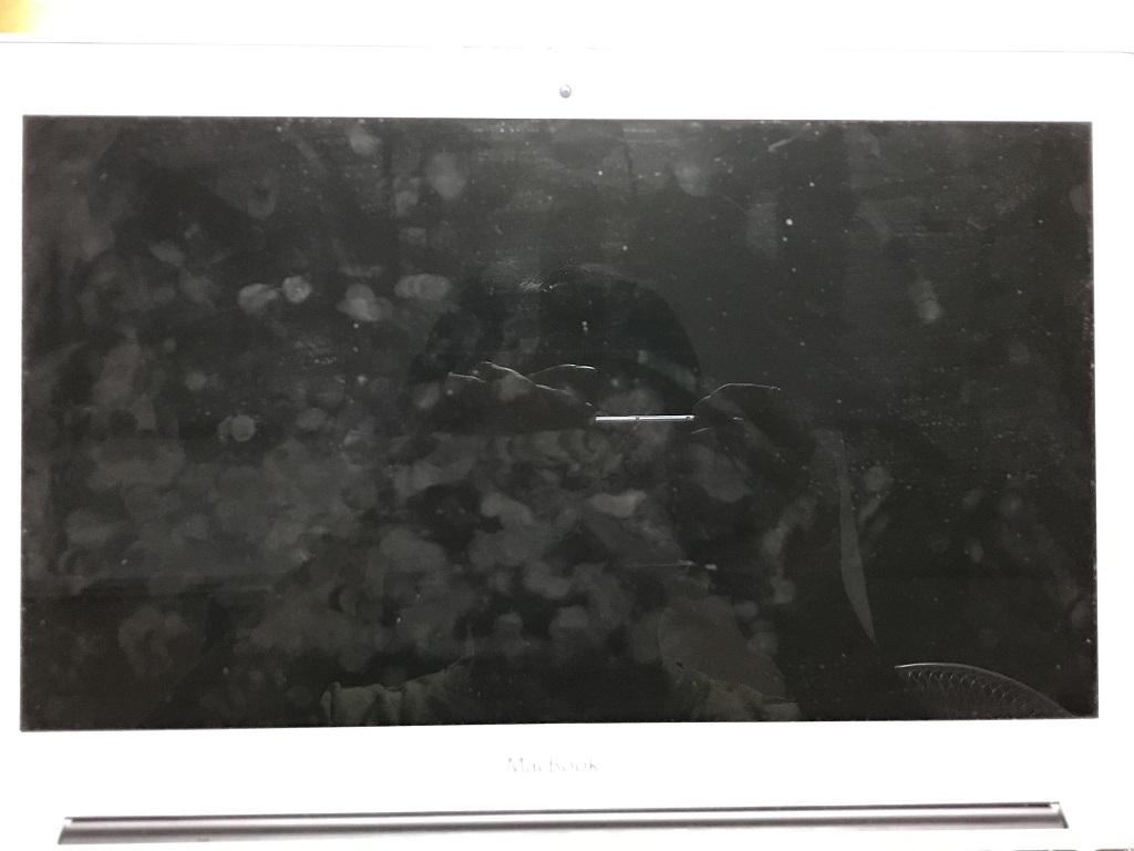 指紋でベタベタに汚れたMacBook Airの液晶画面