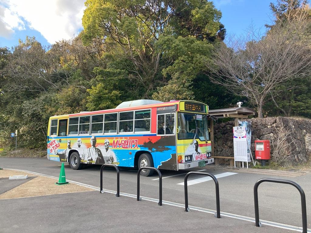 高知県立牧野植物園 正門前のバス停に停車中のMY遊バス