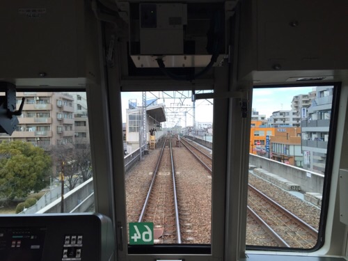 東京メトロ千代田線の電車内運転士席側の窓から見える北綾瀬駅に到着しつつある風景