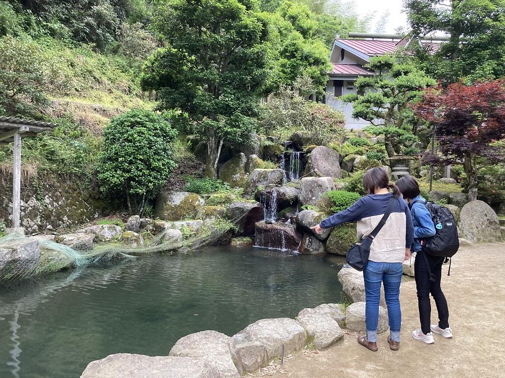 竹山荘の池を指差す妻と池を見る娘