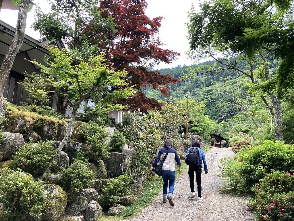 竹山荘前のゆるやかな坂を上る妻と娘