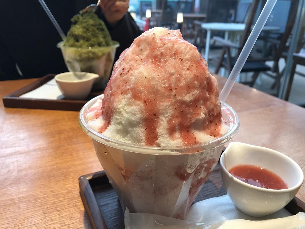 粉雪のようなかき氷（いちごミルク） - 媛彦温泉の食堂・オイシイオトひめひこ店のかき氷