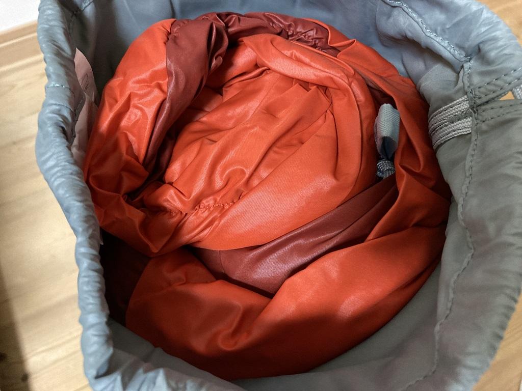 モンベルの寝袋（バロウバッグ#3）の収納袋の中身